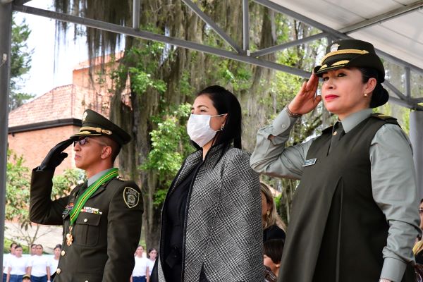 En la Escuela de Carabineros Provincia de Vélez, durante ceremonia especial fueron condecorados 64 policías