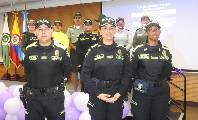 Grupo de uniformados de las diferentes especialidades 