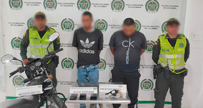 Dos capturados por el delito de hurto y porte ilegal de armas de fuego. 