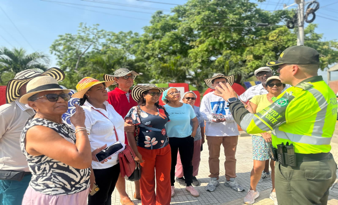 el río Magdalena acaricia con lentitud las orillas de un pueblo