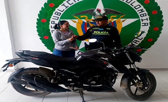 Motocicleta de placa DEY-49G abandonada 