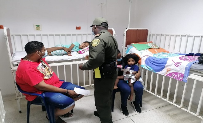 Él es el patrullero Juan Carlos Mena, “el ángel de la guarda de las familias vulnerables de Quibdó