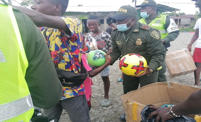 Él es el patrullero Juan Carlos Mena, “el ángel de la guarda de las familias vulnerables de Quibdó