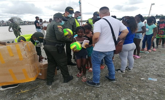 Él es el patrullero Juan Carlos Mena, “el ángel de la guarda de las familias vulnerables de Quibdó