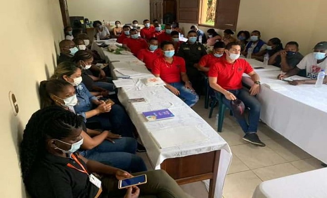 Él es Óscar Aranda el patrullero que conformó por primera vez en Juradó Chocó un equipo de futbol femenino