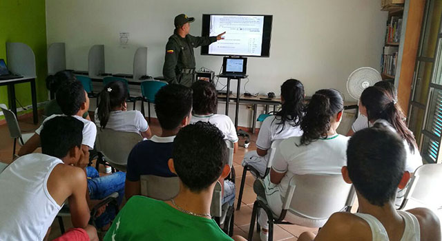 The policeman-who teaches english:-‘El policía-que enseña inglés’-Meta