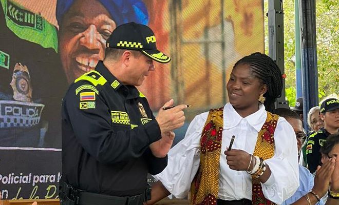 El Sr BG William Oswaldo Rincón Zambrano, junto a la Vicepresidenta Francia Márquez