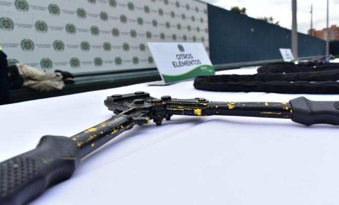 Elemento cizalla incautada en allanamientos a "Los Vatos"