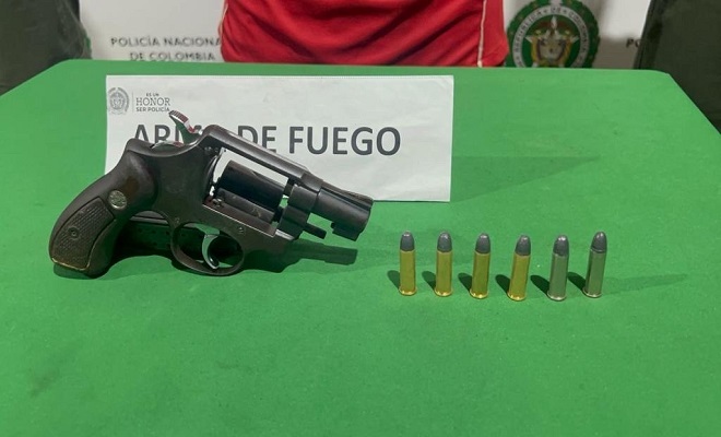 En una rápida reacción policial, se logra la captura de este sujeto quien minutos antes había hurtado un dinero.