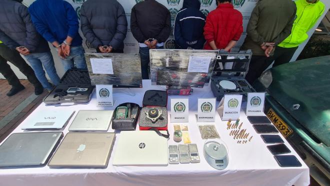 personas capturadas-policías custodiando 