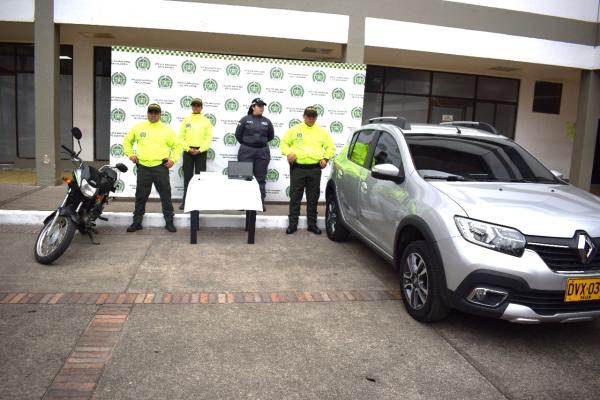 Elementos recuperados y moto incautada