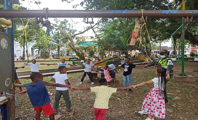 Los niños cantan y bailan