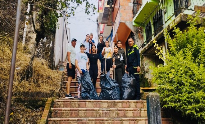 En Rioblanco, la Polic&iacute;a particip&oacute; de una jornada de embellecimiento del parque principal del municipio