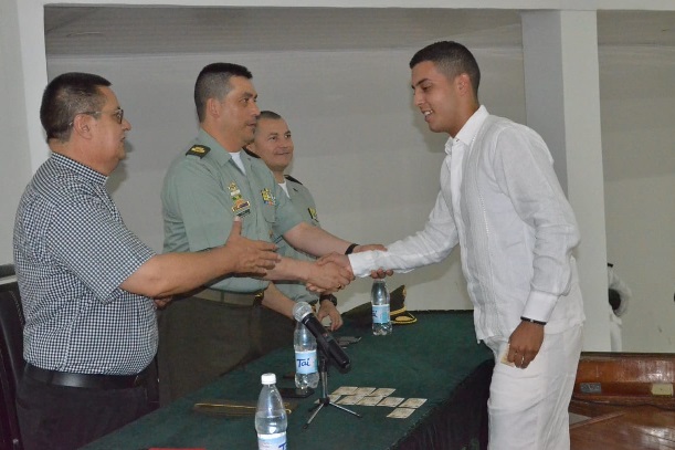 En-ceremonia-especial-les-fueron-entregadas-sus-libretas-militares-y-de-conducta-1
