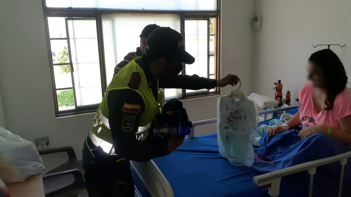 en-florencia-policias-asisten-a-mujer-en-trbajo-de-parto