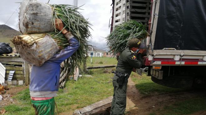 En_Berlín_los_policías_trabajan_junto_a_los_agricultores_para_comercializar_sus_productos_3