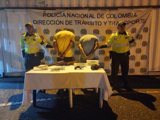 En controles viales capturados dos hombres que transportaban un rifle A.S, un visor nocturno y un revólver 