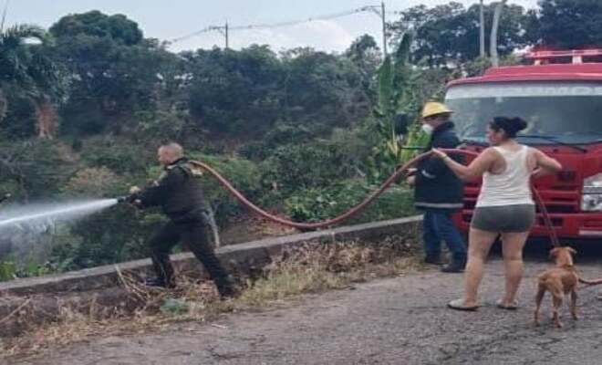 Gracias a la rápida reacción de la Policía Nacional y bomberos se logró controlar un incendio forestal en zona rural de Falan