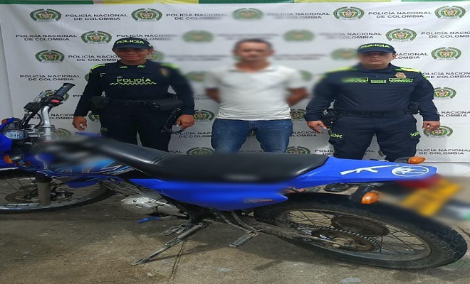 En flagrancia y con una motocicleta hurtada fue capturado un hombre