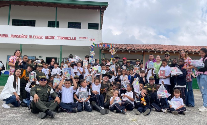 en guarne la policía acompaño a los niños en zona rural
