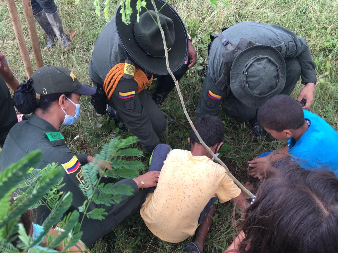 homenaje_a_las_victimas_del_covid_19_policia_siembra_arboles_en_el_carmen_de_bolivar