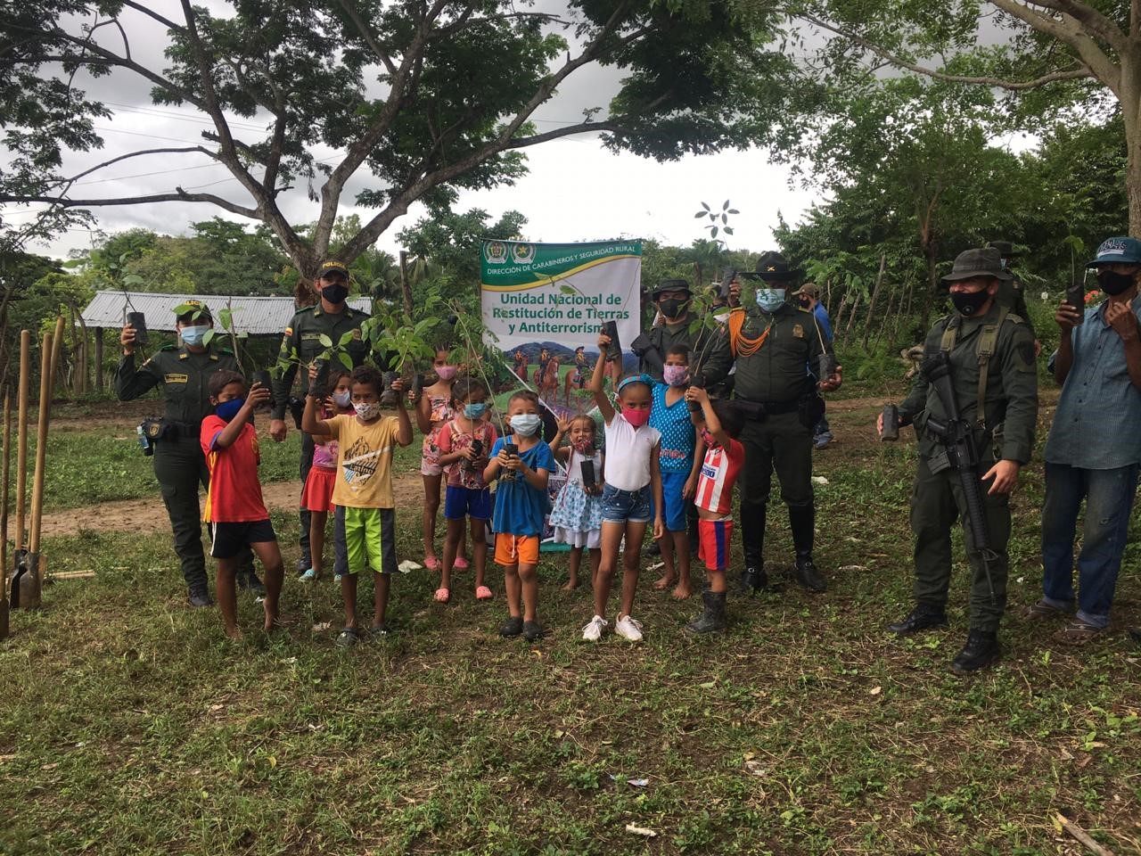 homenaje_a_las_victimas_del_covid_19_policia_siembra_arboles_en_el_carmen_de_bolivar