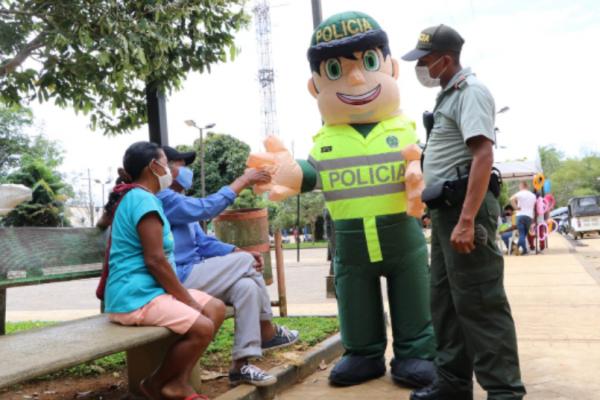 Policía realizando campaña