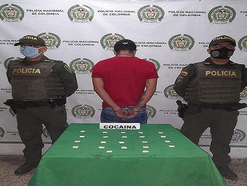 una persona capturada-policías custodiando-alucinógeno incautado