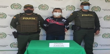 una persona capturada-policías custodiando