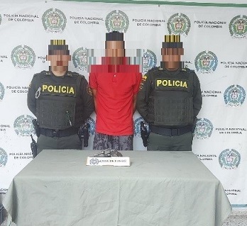 1 persona capturada-policías custodiando