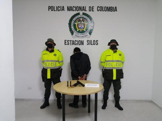 Una persona capturada-policías custodiando