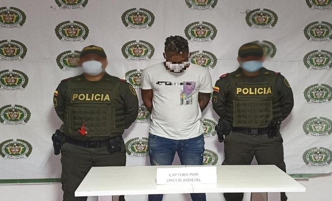 Una persona capturada-policías custodiando