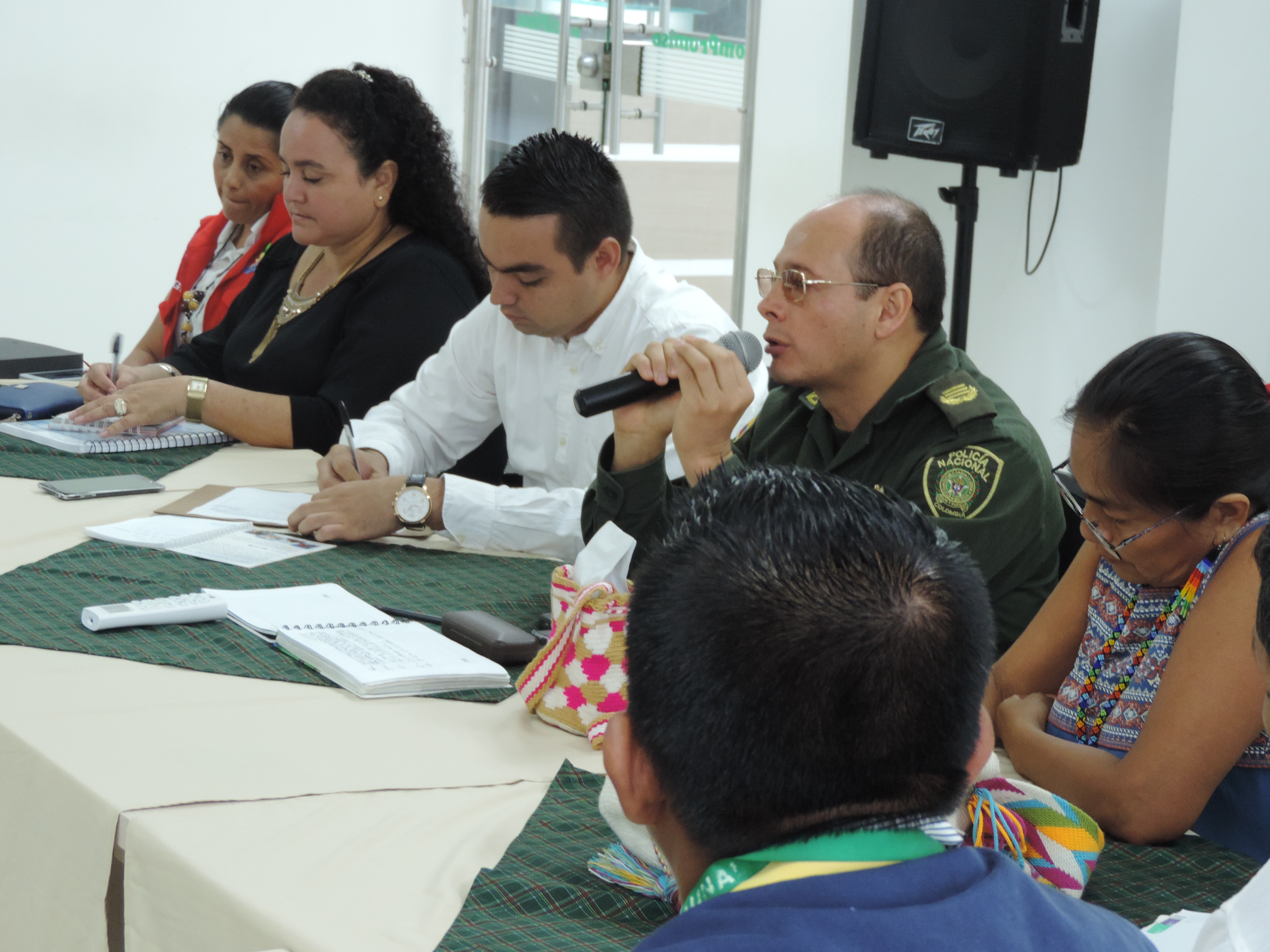  lideres comunales de Inírida  y Policía nacional 