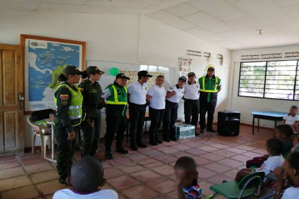 Entrega-de-kits-escolares-veredas-Leticia-y-El-Recreo