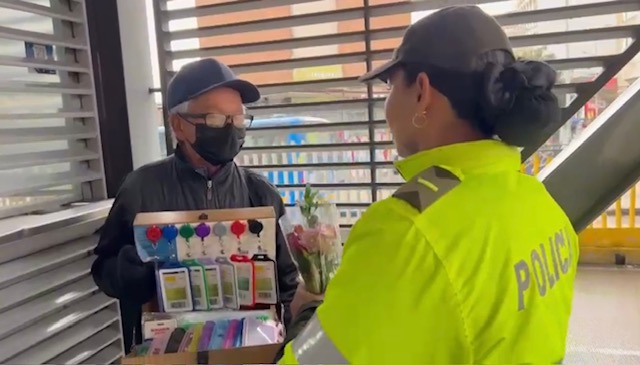 Policía entrega un bonito mensaje a un ciudadano para que no incurra en hechos de intolerancia