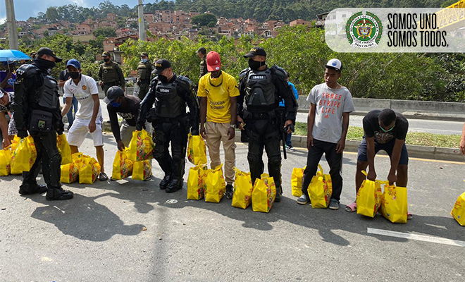 Momento de la entrega de ayudas a familias de Medellín con el ESMAD