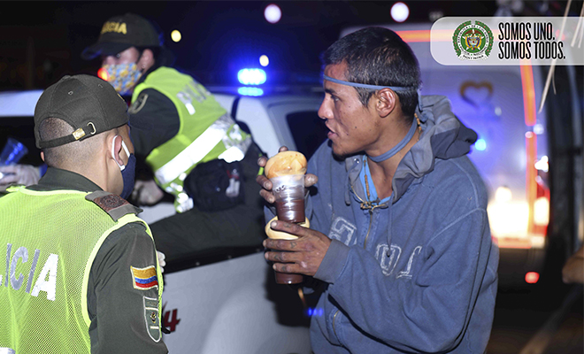 Entrega de chocolate y pan persona vulnerables