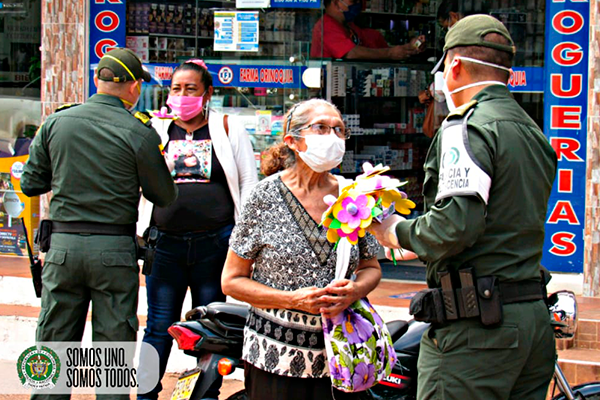 Repartimos flores hechas a mano como símbolo de amor agradecimiento