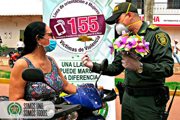 Repartimos flores hechas a mano como símbolo de amor agradecimiento