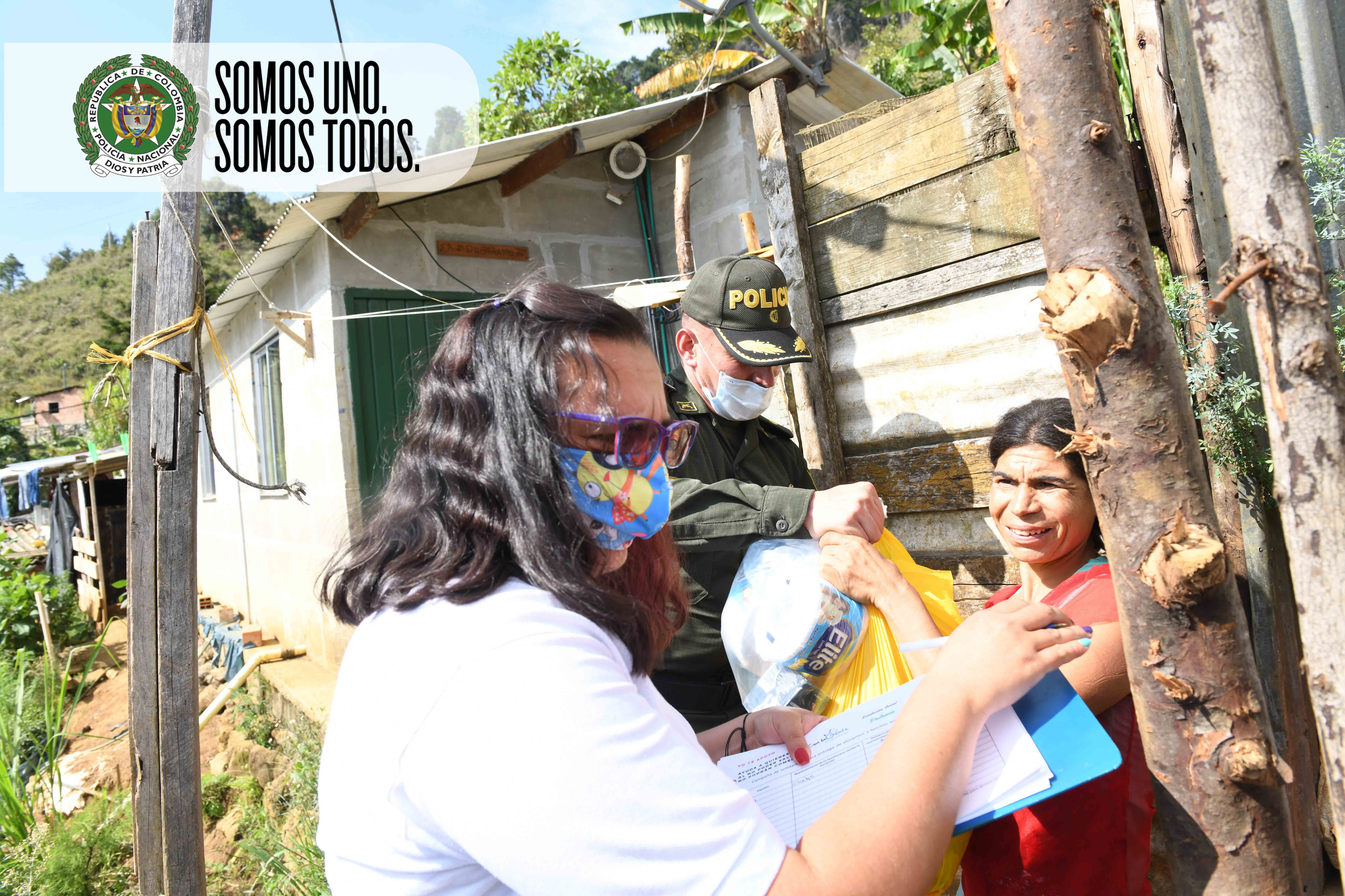 Momento de la entrega de los mercados en Medellín