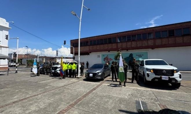 la policía nacional al lado de automotores