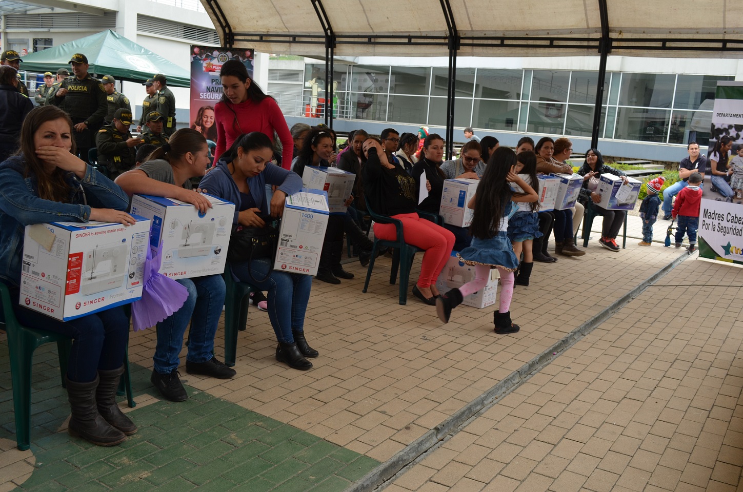 policía-ayuda-madres-cabeza-de-familia-en-Soacha