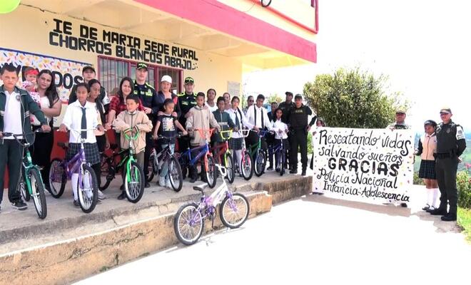 entrega de bicicletas a niños en escuela de Yarumal