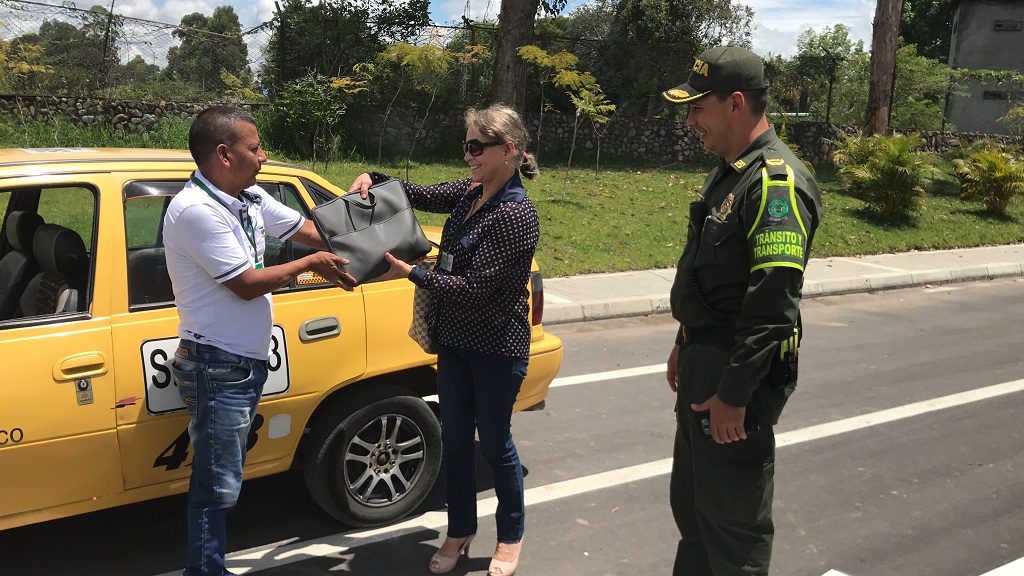 en los estudios de la emisora Radio Policía Nacional 94.1 Fm, se hizo la entrega formal de un bolso 