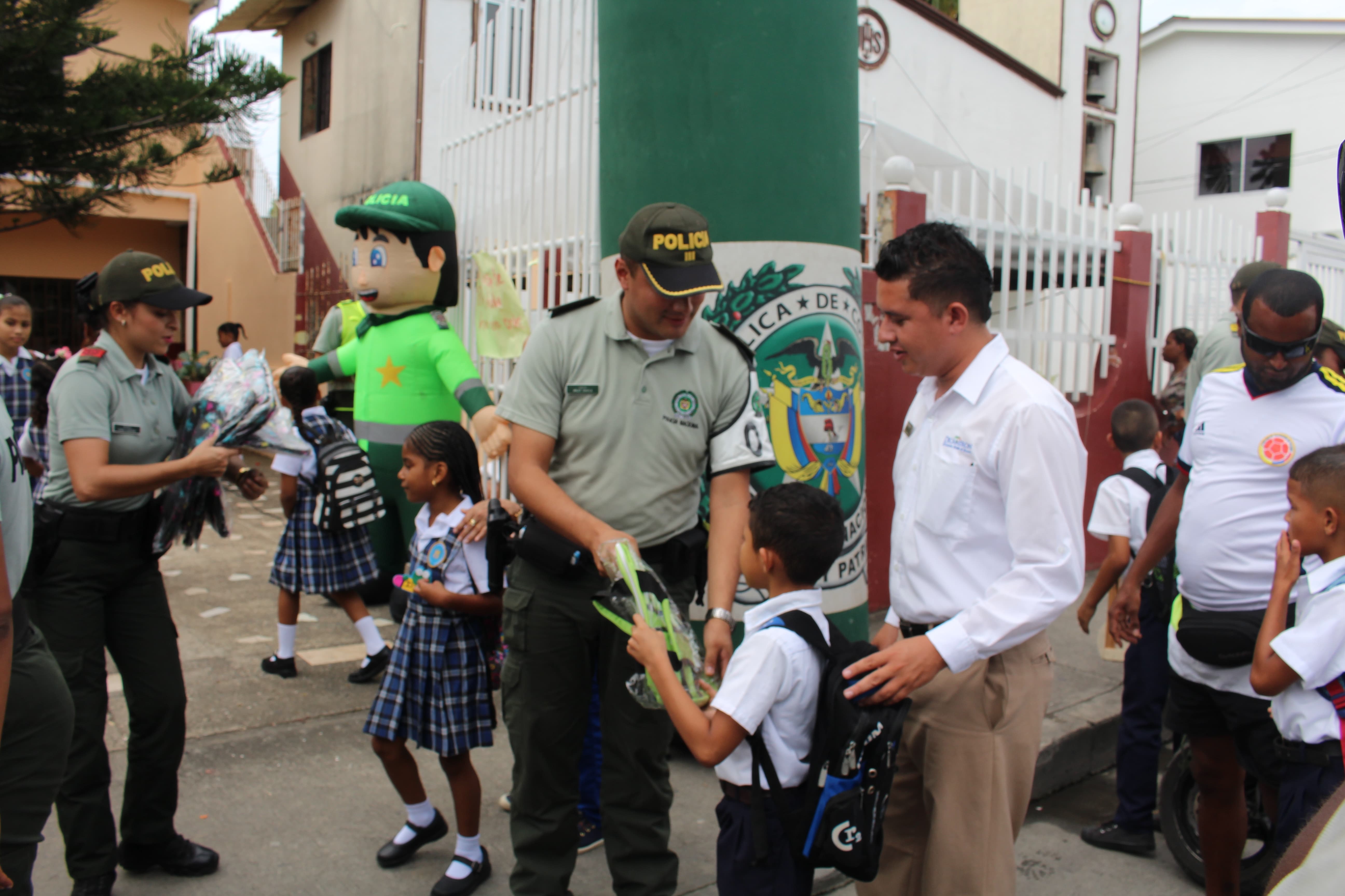 Entrega de kits escolares