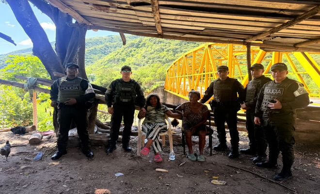 Polic&iacute;as realizan entrega de mercados en El Remolino