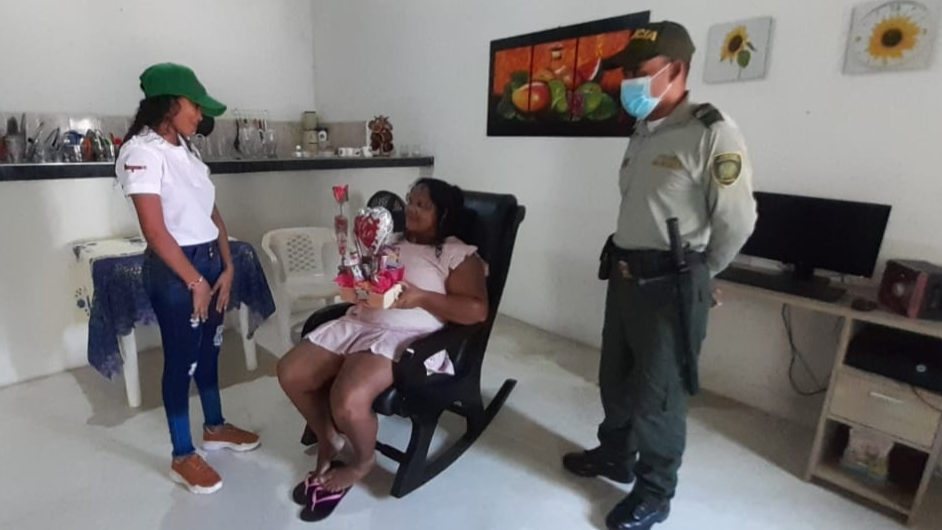 entrega poema-rosa-dia de la madre-policia-magdalena-guardianes del turismo-en casa con mama-yo te cuido mama