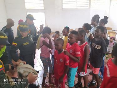 entrega-regalos-niños-comunidad-embera-chami-policia-valle-derechos-humanos