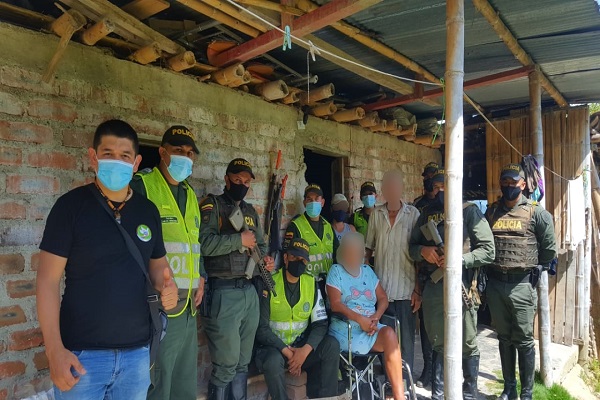 Entrega de silla de ruedas a persona con discapacidad 