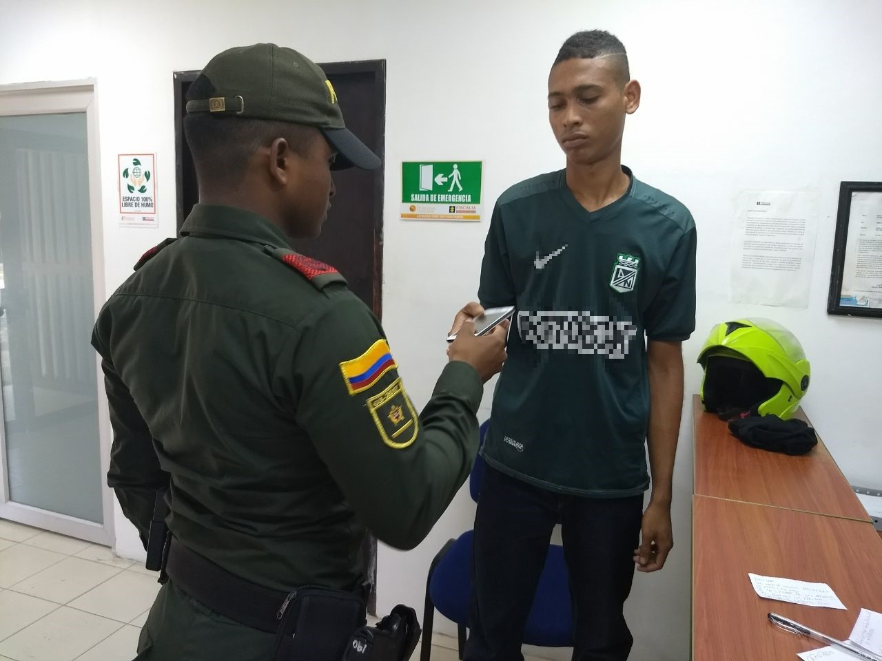 Entrega de celular a su propietario por parte de la Policía Nacional